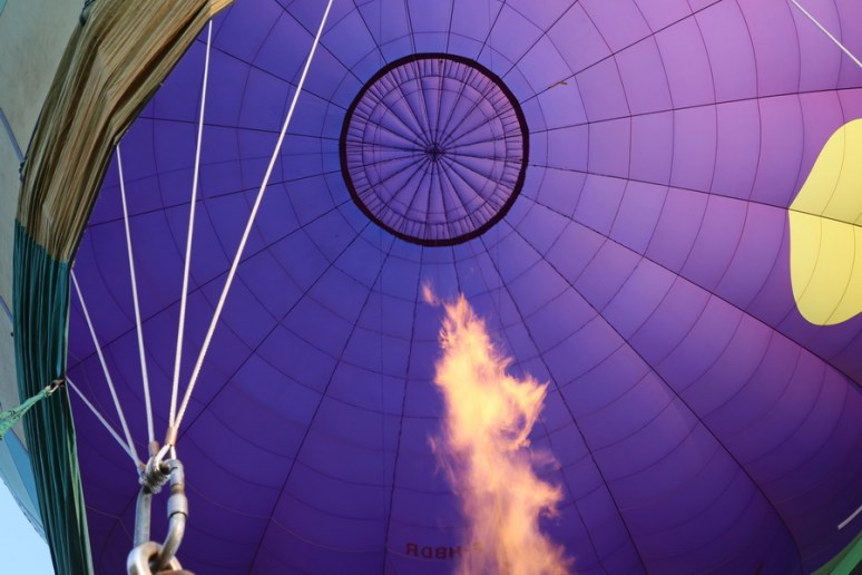 Envoi de gaz chaud dans l'enveloppe pour prendre de l'altitude.