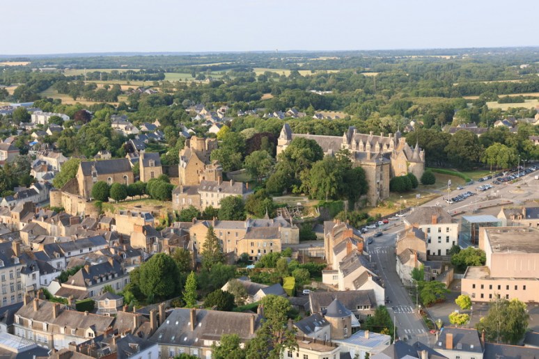 Survol de Châteaubriant avec vue sur le château.