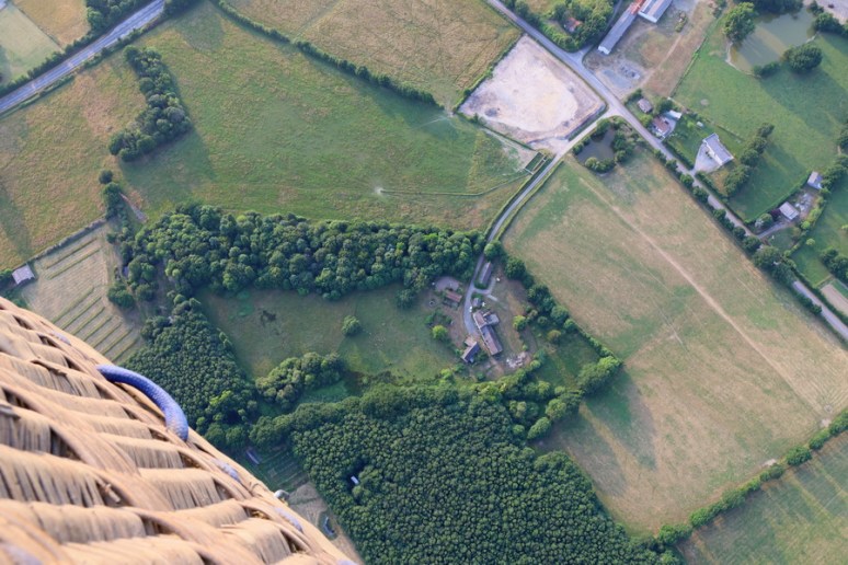 À quelques centaines de mètres sous la nacelle.