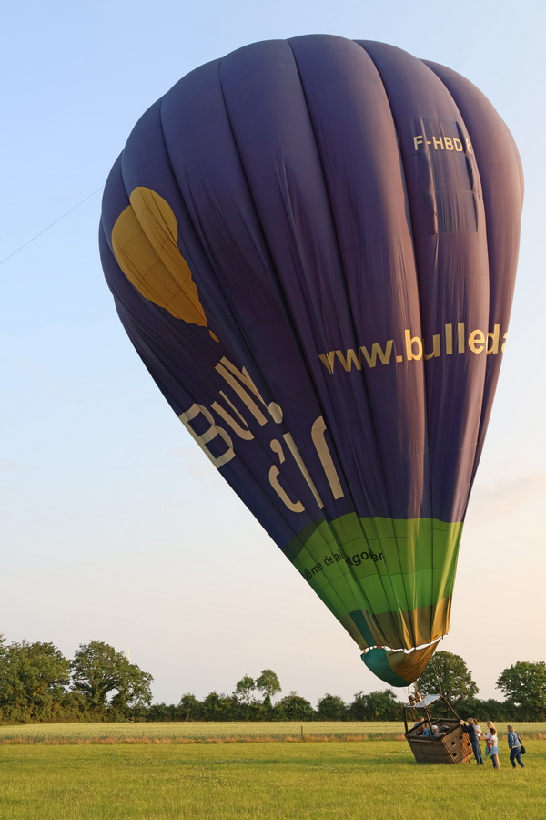 Atterrissage de la montgolfière dans un champ non-cultivé à Erbray.