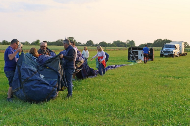 Rangement de l'enveloppe dans son sac.