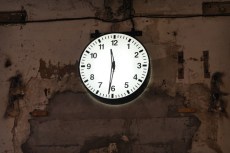 Nantes (Loire-Atlantique). Horloge dans le bar du Lieu Unique (ancienne biscuiterie LU).