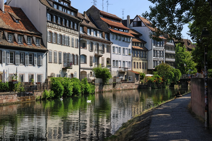Strasbourg (Bas-Rhin). La Petite France. Au bord de l'Ill.