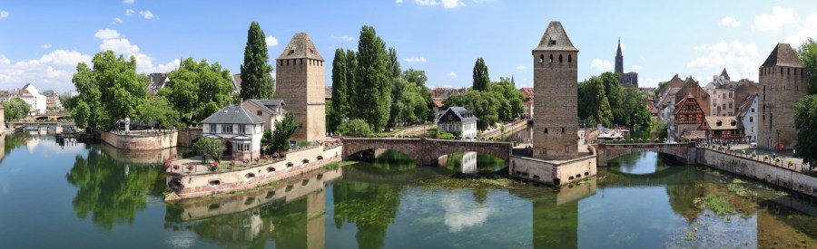 Strasbourg (Bas-Rhin). La Petite France. Les Ponts Couverts vus depuis le Barrage Vauban.