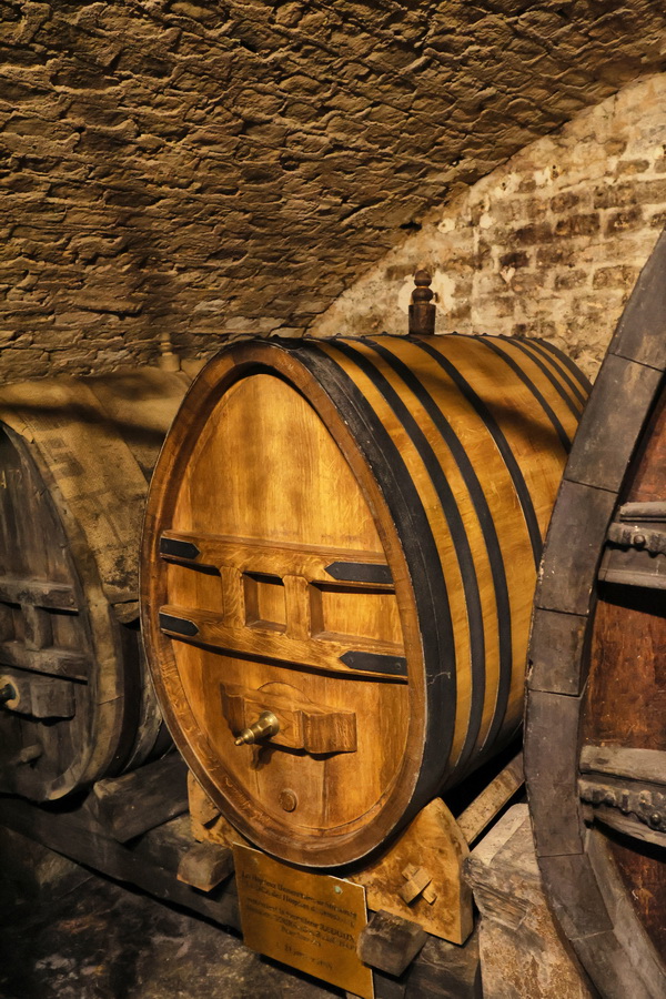 La cave historique des Hospices de Strasbourg. Le tonneau contenant actuellement le vin de 1472 (transféré en 2015).