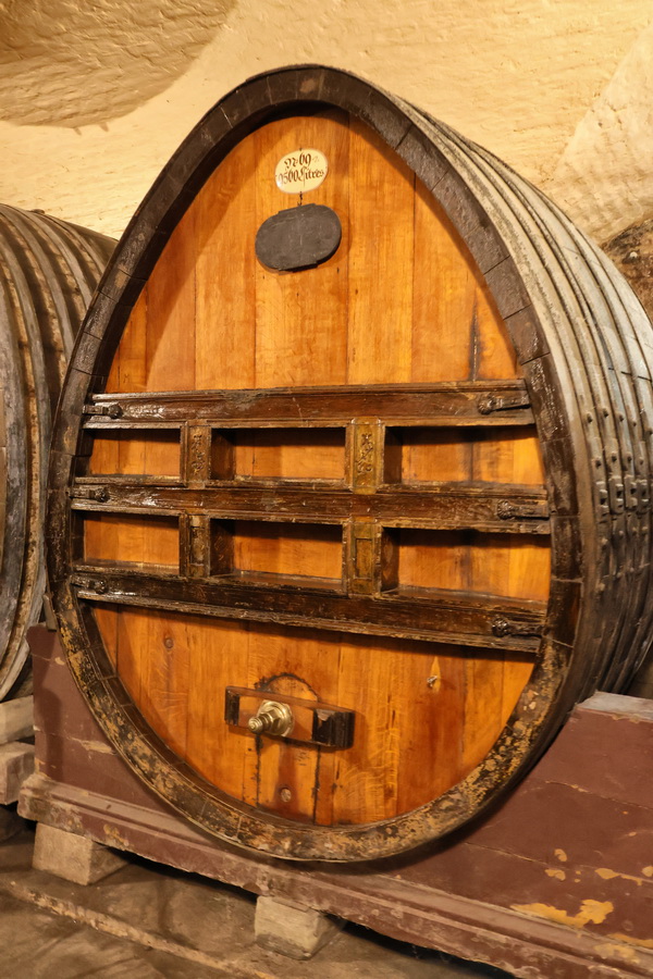 La cave historique des Hospices de Strasbourg. Le tonneau offert à la cour de Louis XVI.