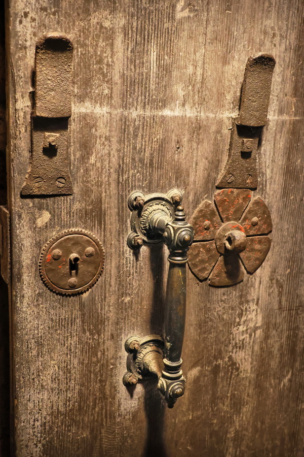 Détail d'une porte dans la cave historique des Hospices de Strasbourg (Bas-Rhin).
