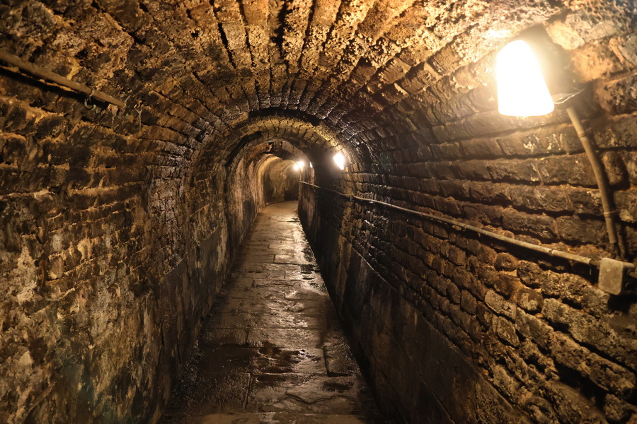 Tunnel près de la cave historique des Hospices de Strasbourg (Bas-Rhin).