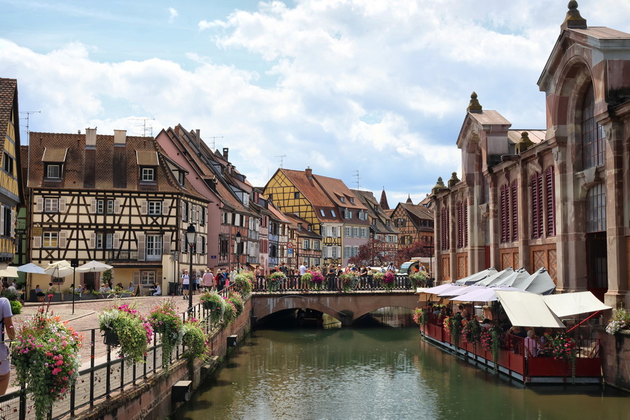 Colmar (Alsace). La rivière Lauch, le quai de la Poissonnerie et le Marché Couvert.