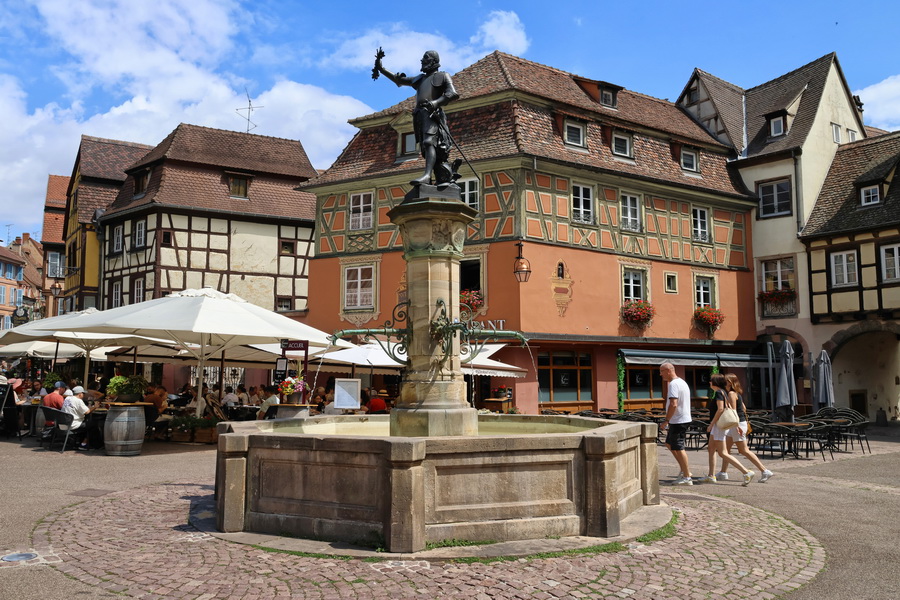Colmar (Alsace). La fontaine Schwendi sur la place de l'Ancienne Douane.