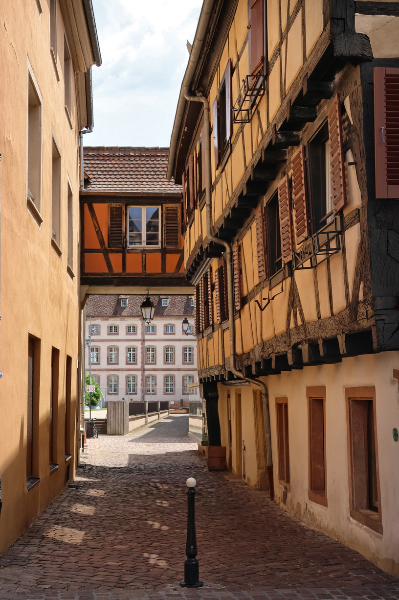 Colmar (Alsace). La rue Basque et l'ancien hôpital (au fond).
