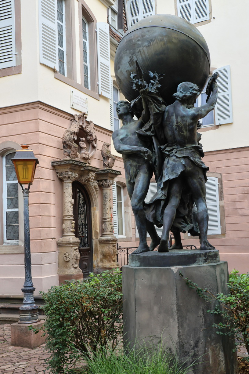 Colmar (Alsace). La statue des "Grands Soutiens du Monde", dans la maison natale d'Auguste Bartholdi (Rue des Marchands).