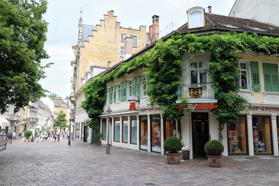 Baden-Baden (Allemagne). Pharmacie Alte Hof, au 2 rue Lange.