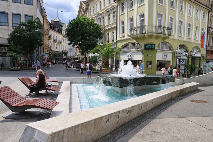 Baden-Baden (Allemagne). Fontaine sur la place Leopold.