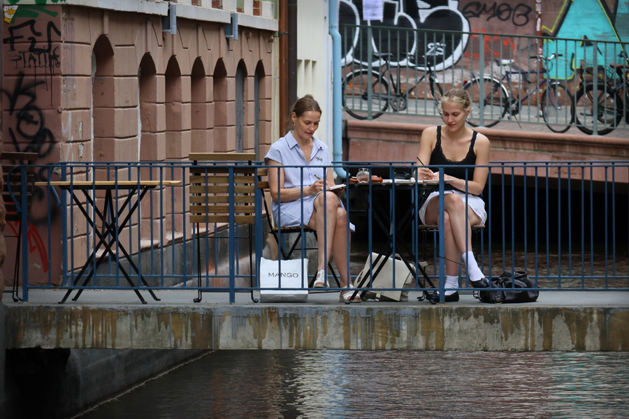 Dessinatrices à Fribourg-en-Brisgau (Allemagne).