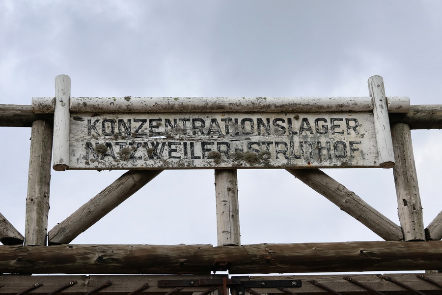 Panneau au-dessus de l'entrée du camp de concentration de Natzweiler-Struthof.