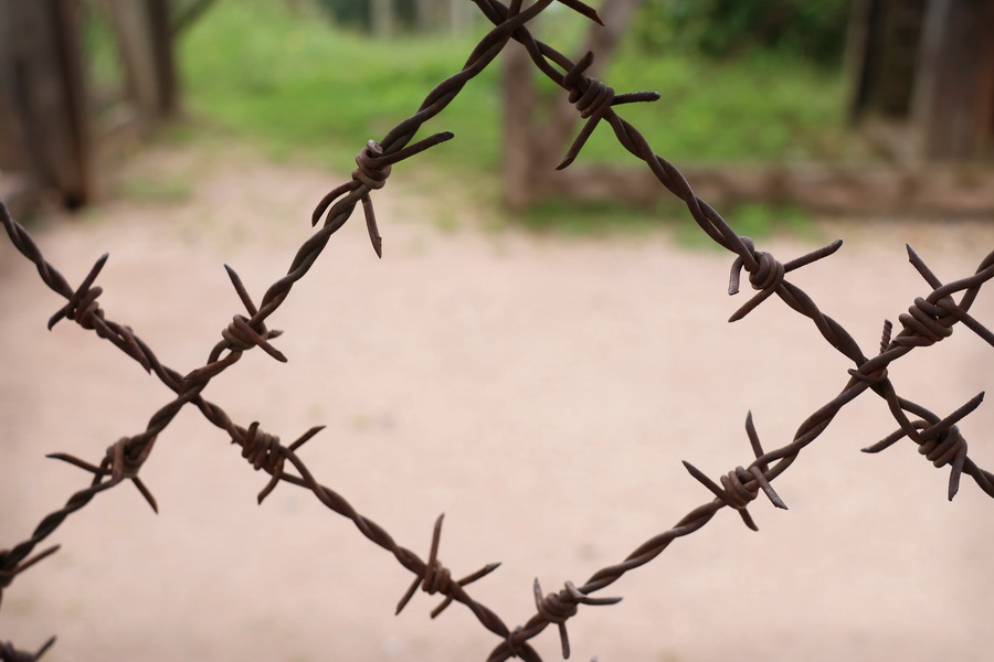 Grillage barbelé de l'entrée du camp.