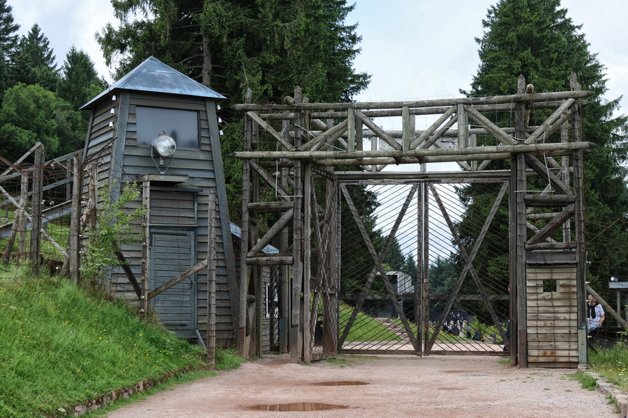 L'entrée du camp vue de l'intérieur.