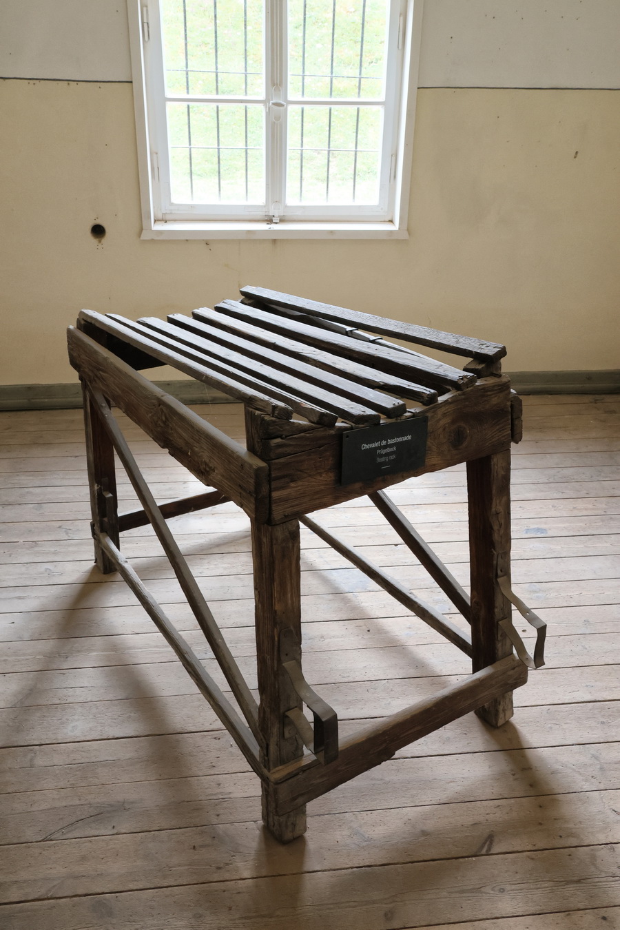 Chevalet de bastonnade dans la prison.