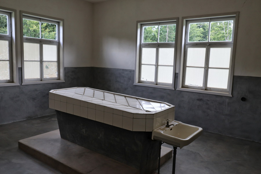 La table de dissection dans le bâtiment du four crématoire.