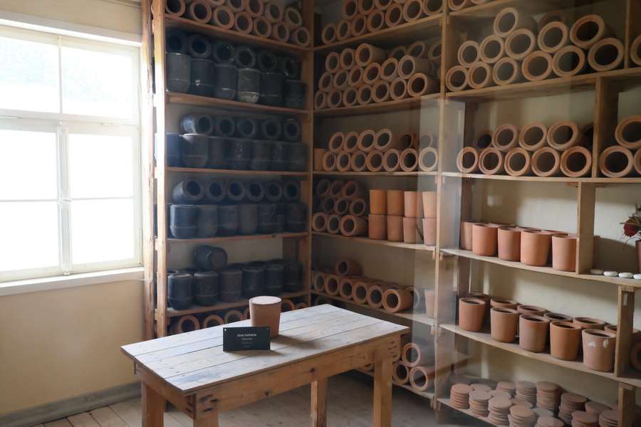 Les urnes funéraires dans le bâtiment du four crématoire.