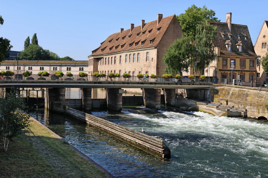 Strasbourg (Alsace). Le Pont de l'Abattoir et l'écluse B de la Petite France. Derrière : La Commanderie Saint-Jean de Strasbourg et le Barrage Vauban.
