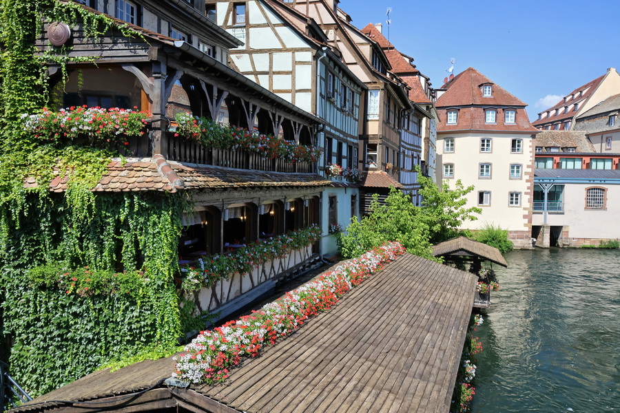 Strasbourg (Alsace). La vue depuis le Pont Saint-Martin.