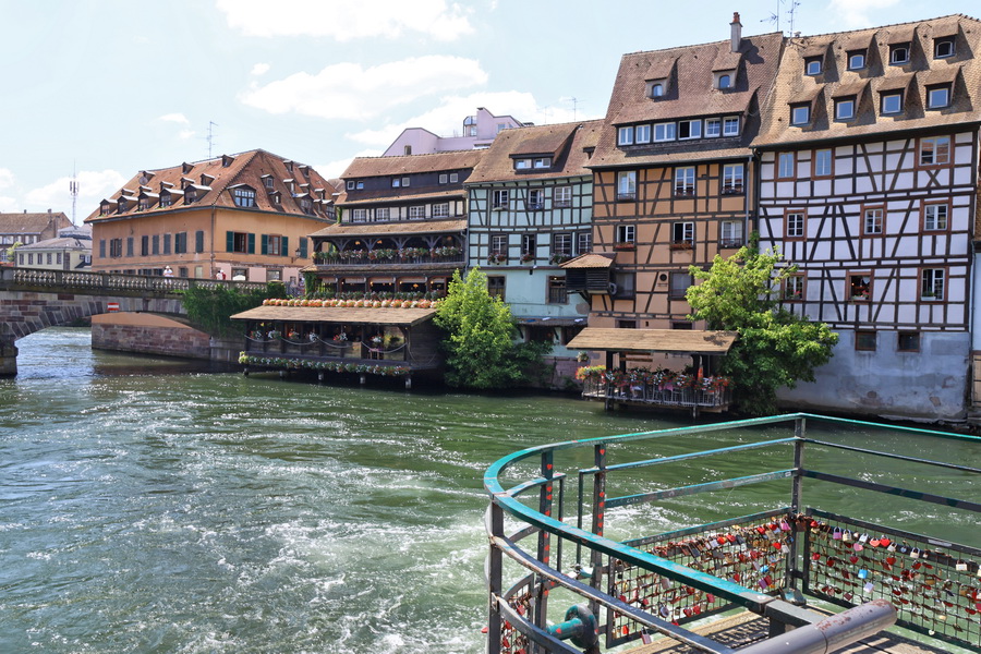 Strasbourg (Alsace). L'Ill et le Pont Saint-Martin vus depuis l'écluse A de la Petite France.