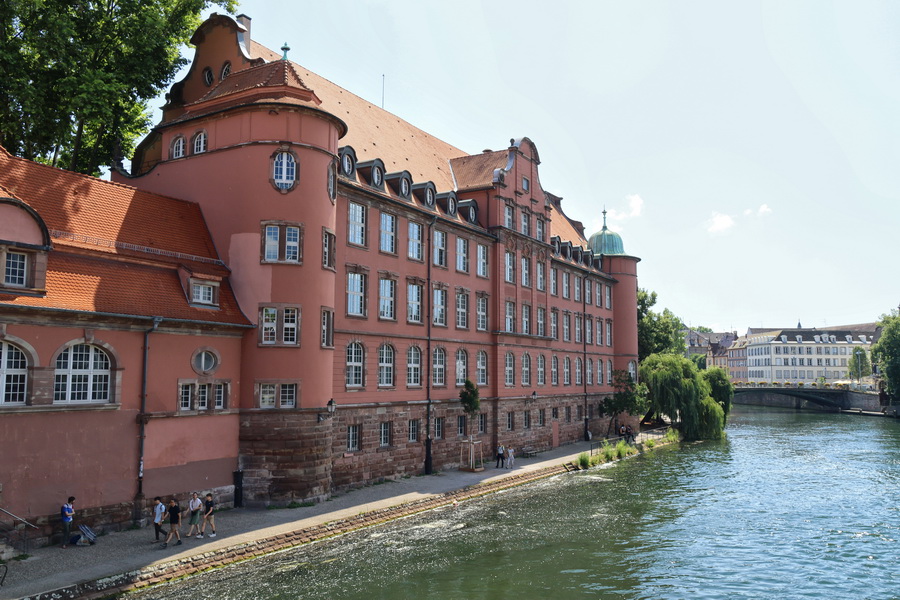 Strasbourg (Alsace). L'Ill et l'école Saint-Thomas vus depuis le Pont Saint-Martin.