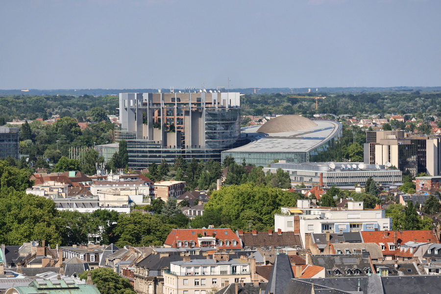 Strasbourg (Alsace). Le Parlement européen vu depuis la cathédrale Notre-Dame de Strasbourg.