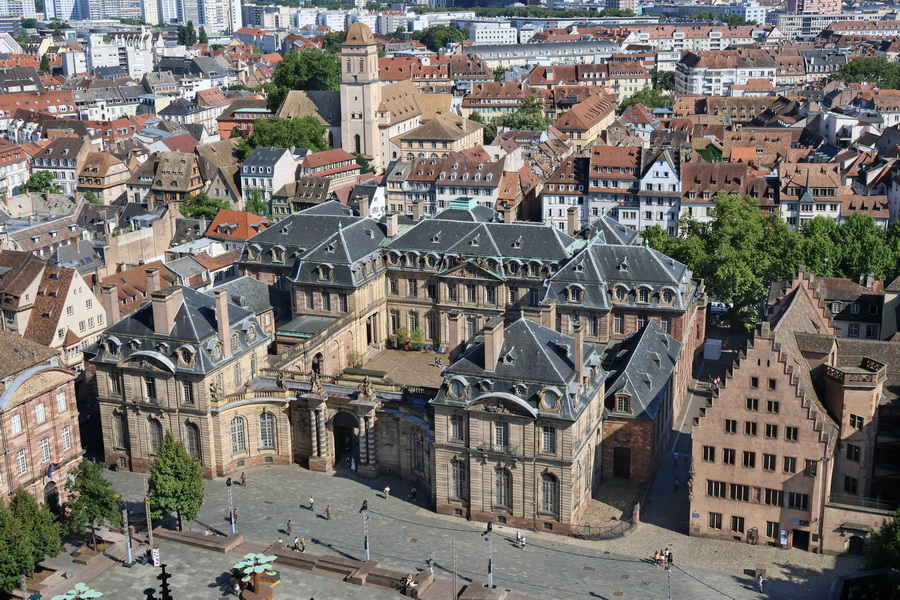 Strasbourg (Alsace). Le Palais Rohan vu depuis la cathédrale Notre-Dame de Strasbourg.