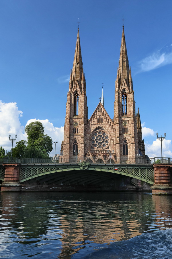 Strasbourg (Alsace). Le pont d'Auvergne et l'église réformée Saint-Paul.
