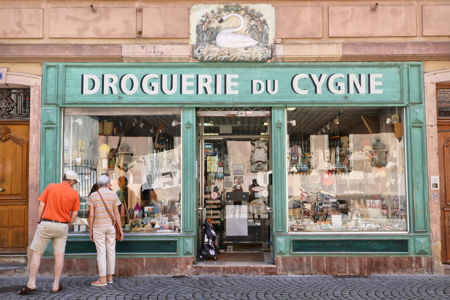 Strasbourg (Alsace). La droguerie du Cygne (24 Grand'Rue).
