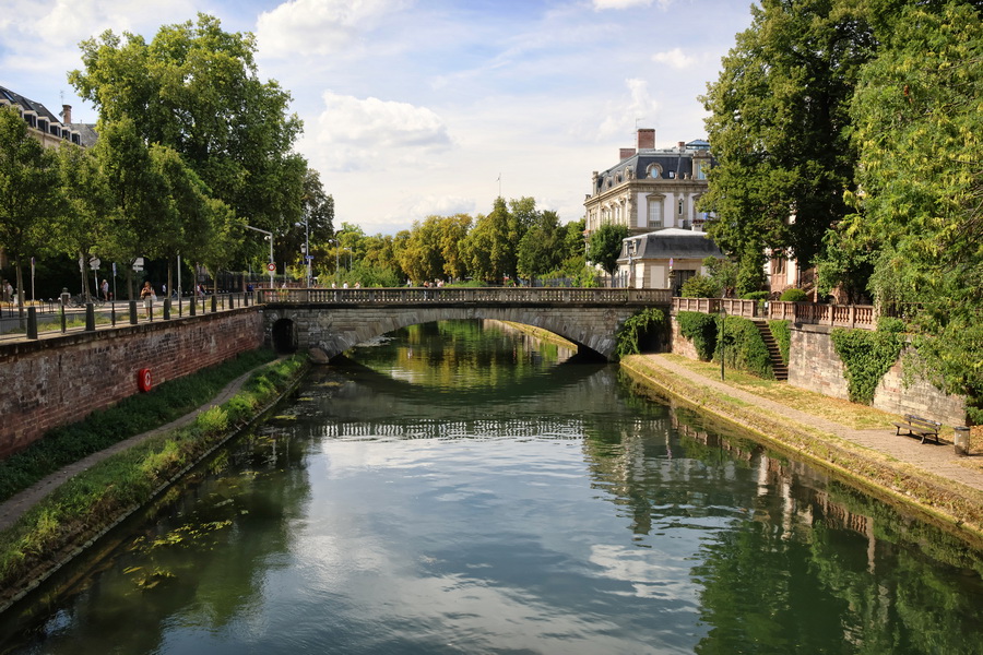 Strasbourg (Alsace). Le canal du Faux-Rempart et le pont de la Poste.
