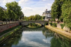 Strasbourg (Alsace). Le canal du Faux-Rempart et le pont de la Poste.