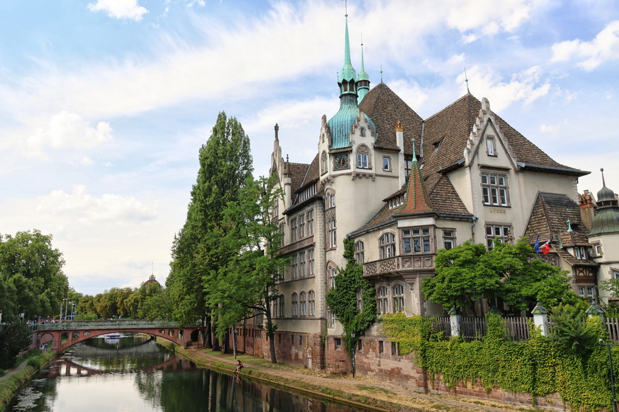 Strasbourg (Alsace). Le lycée international des Pontonniers et le canal du Faux-Rempart.
