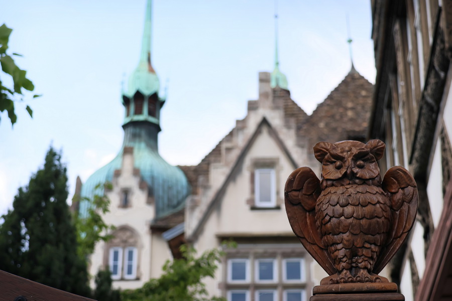 Strasbourg (Alsace). À l'entrée du lycée international des Pontonniers (1 rue des Pontonniers).