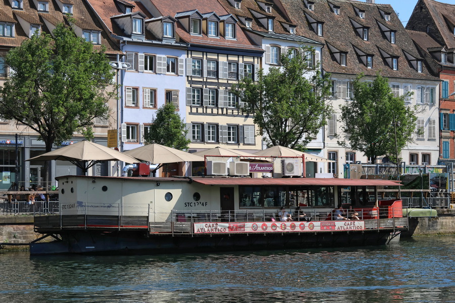 Strasbourg (Alsace). Le bateau-bar "Café Atlantico" sur l'Ill (9A quai des Pêcheurs).