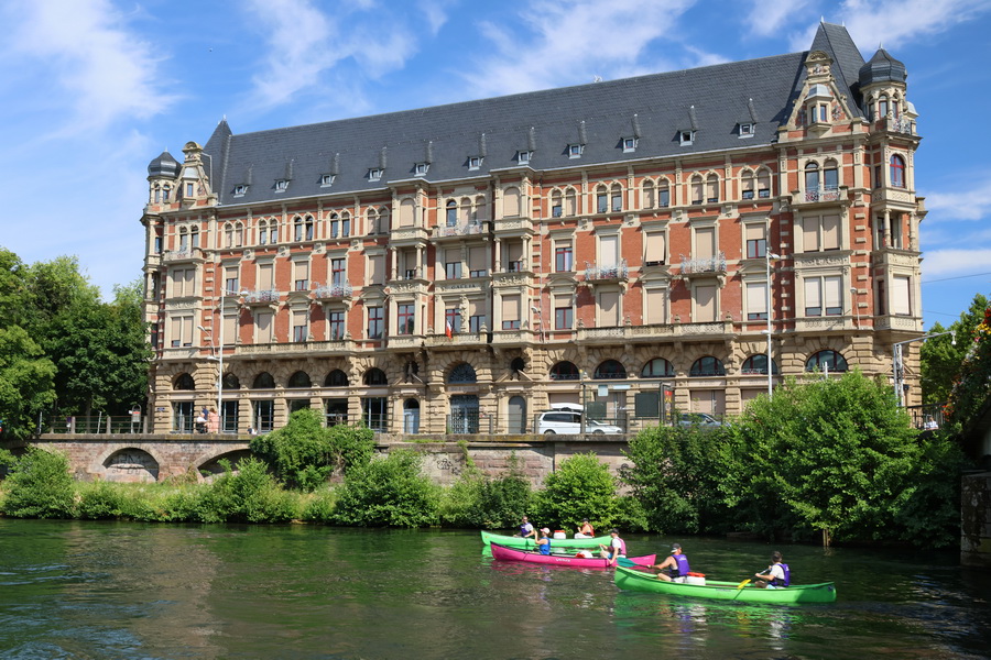 Strasbourg (Alsace). L'Ill et le bâtiment Gallia (Quai du Maire Dietrich).