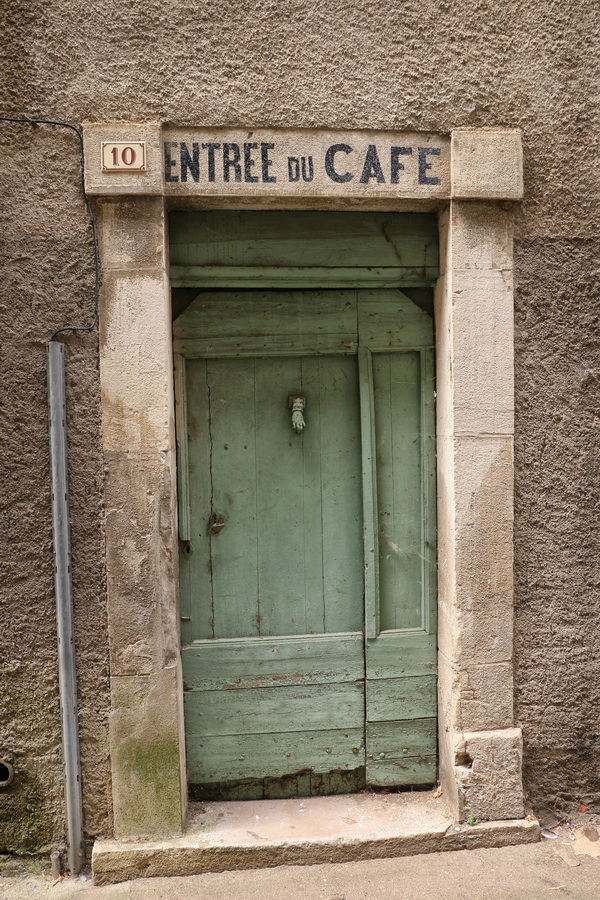 L'entrée du café à Saint-Antonin-Noble-Val (Tarn-et-Garonne) - Rue du Pont de l'Aveyron.