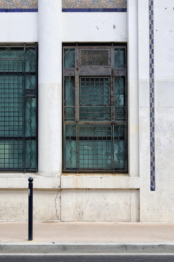 Entrée de l'ancien centre de tri des PTT à Bordeaux (Gironde) - Rue Charles Domercq.