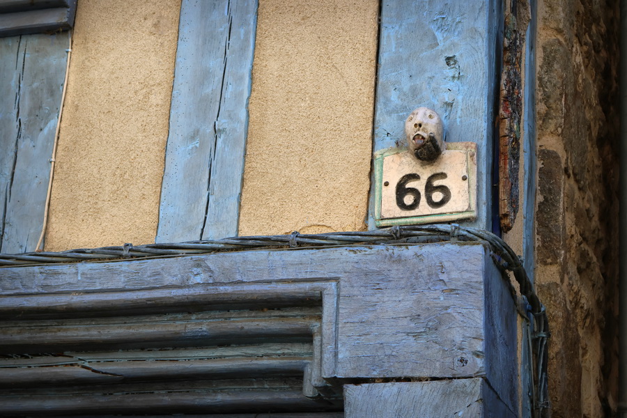 Le gnome du 66 rue du Petit Fort, à Dinan (Côtes-d'Armor).