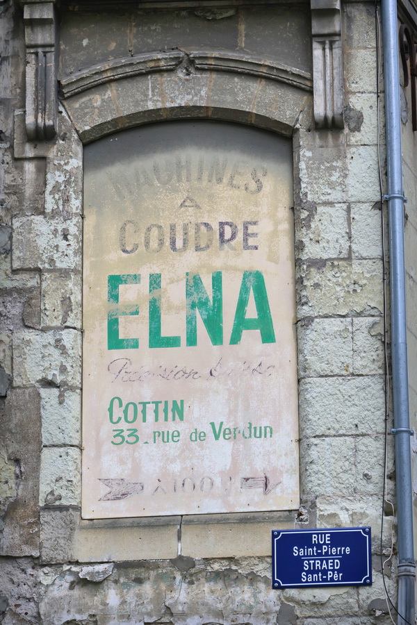 Machines à coudre Elna, à Nantes (Loire-Atlantique).