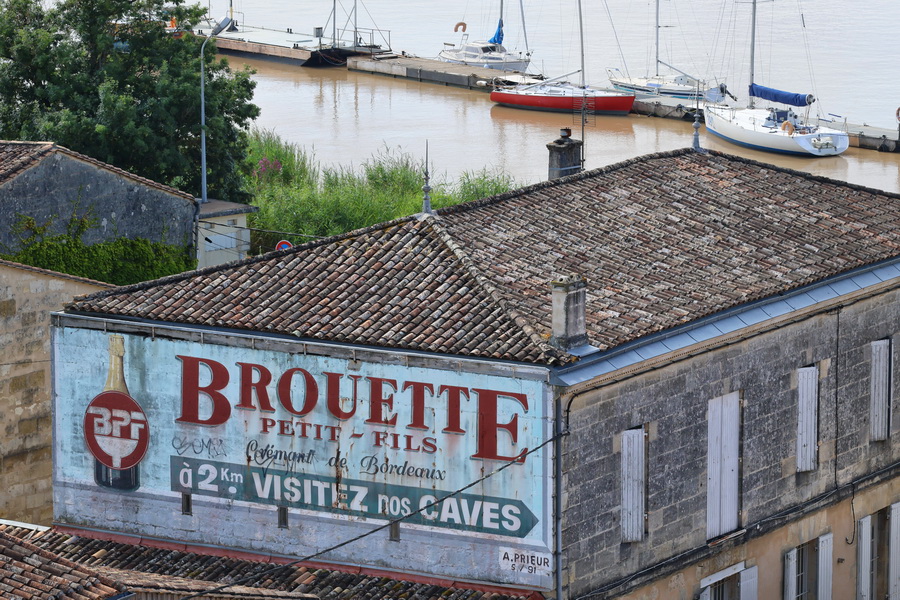 Publicité à Bourg (Gironde).