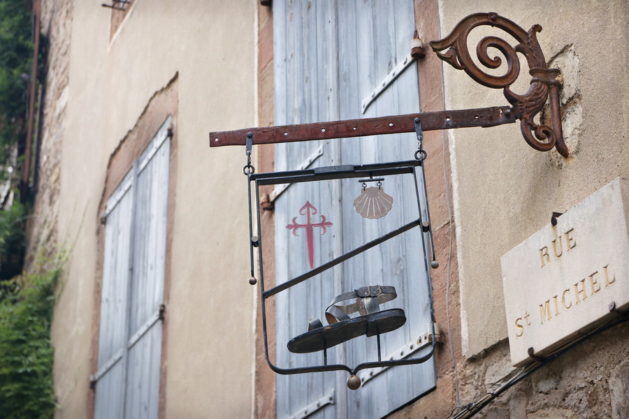 Sur le chemin de Compostelle, à Cordes-sur-Ciel (Tarn).