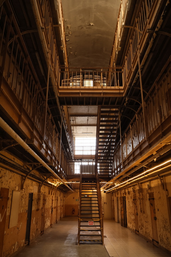 Le corridor ouest de l'ancienne prison Jacques Cartier, à Rennes.