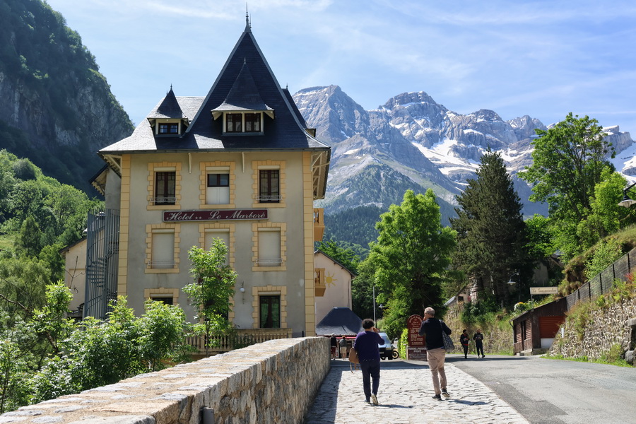 Rue de la Cascade, au village de Gavarnie-Gèdre (Hautes-Pyrénées).