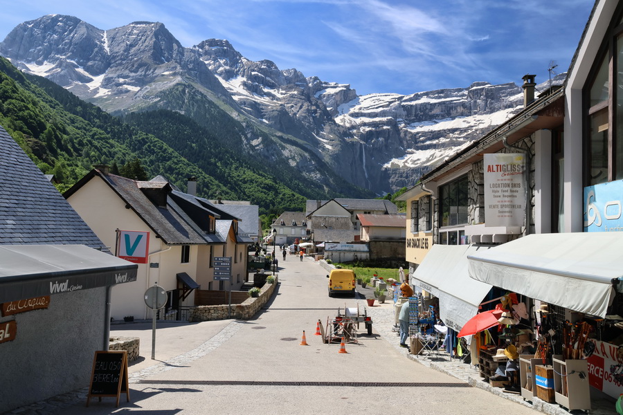Rue commerçante du village de Gavarnie-Gèdre (Hautes-Pyrénées), en direction du Cirque.