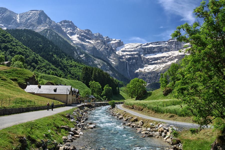 Gavarnie-Gèdre (Hautes-Pyrénées). En chemin vers le Cirque de Gavarnie, le long du Gave de Gavarnie.
