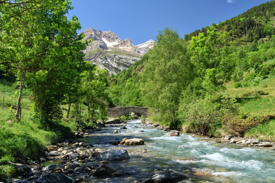 Gavarnie-Gèdre (Hautes-Pyrénées). Le Gave de Gavarnie et le Pont de Nadau.